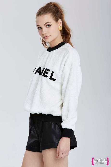 Luxe Sweatshirt Vintage Chanel at Nasty Gal