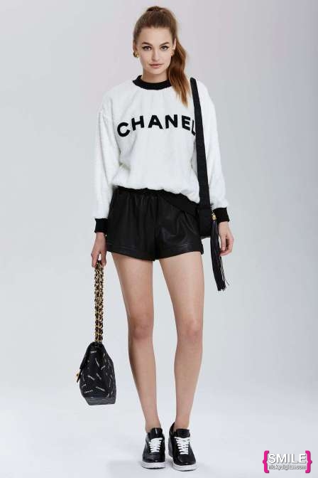 Luxe Sweatshirt Vintage Chanel at Nasty Gal